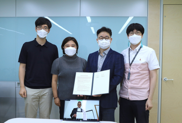 튀빙겐대학교 피터 그라트볼 공동 총장(화면), 네이버 오성준 AI Lab TL, 채선주 CCO, 정석근 클로바 CIC 대표, 하정우 AI Lab 소장 (왼쪽부터) [사진=네이버]