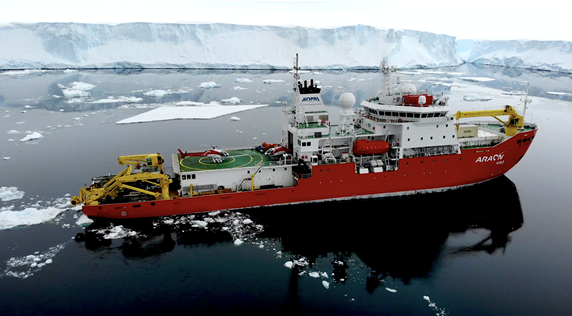 남극 빙하 연구를 수행하고 있는 움직이는 연구소 '아라온호'. [사진=극지연구소]
