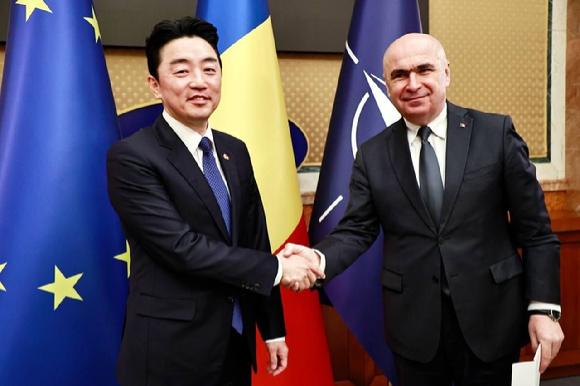 전략경제협력 대통령 특사 자격으로 유럽을 방문 중인 강훈식 대통령 비서실장이 21일(현지 시각) 루마니아를 방문해 일리에 볼로잔 총리를 예방하고 이재명 대통령의 친서를 전달했다. [사진=강훈식 대통령 비서실장 엑스]