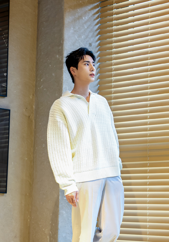 데이식스 영케이가 최근 서울 모처에서 진행된 솔로 컴백 인터뷰에서 포즈를 취하고 있다. [사진=JYP엔터테인먼트]