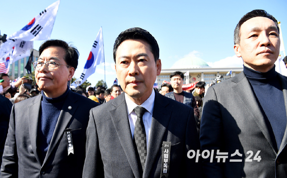 국민의힘 장동혁 대표와 의원들이 3일 서울 여의도 국회에서 '사법독립 헌정수호를 위한 대국민 호소 국민대장정 규탄대회' 출정식을 마치고 청와대로 향하고 있다. [사진=곽영래 기자]