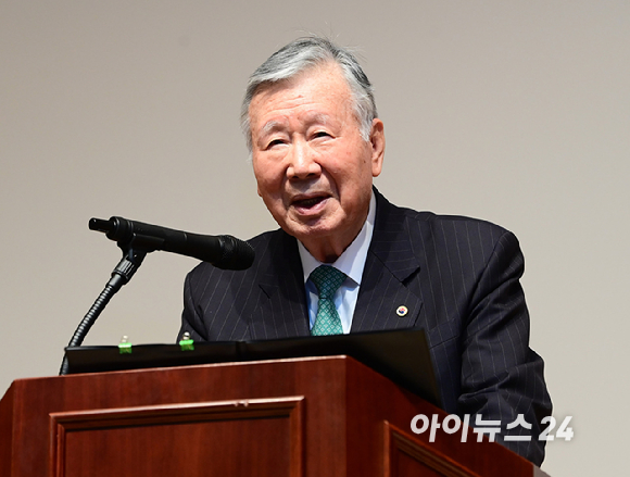 이중근 부영그룹 회장이 5일 서울 중구 세종대로 부영태평빌딩에서 열린 2026년 부영그룹 시무식 및 출산장려지원 행사에서 출산장려지원금 혜택을 받은 직원 자녀에게 인사하고 있다. [사진=정소희 기자]