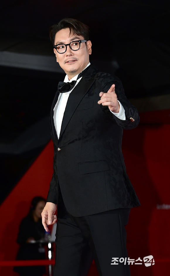 배우 조진웅이 2일 오후 부산 해운대구 영화의전당에서 열린 제29회 부산국제영화제 개막식 레드카펫 행사에 참석하고 있다. [사진=정소희 기자]