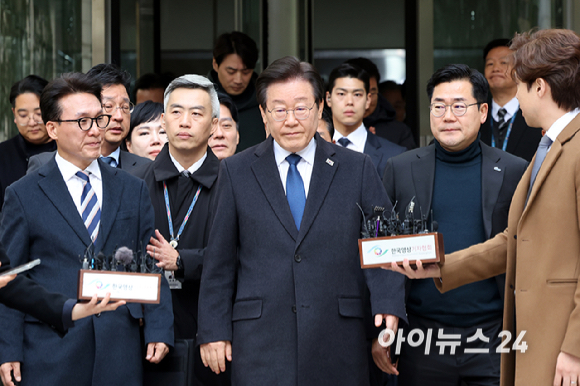 이재명 더불어민주당 대표가 25일 서울 서초구 중앙지방법원에서 위증교사 혐의 재판 1심 선고 무죄 판결을 받은 후 법원을 떠나고 있다. [사진=사진공동취재단]