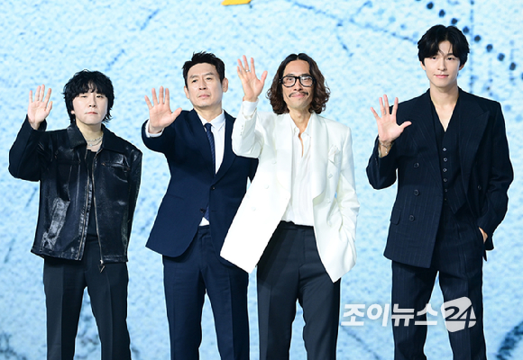 (왼쪽부터)변성현 감독-배우 설경구-류승범-홍경이 14일 오전 서울 동대문구 JW메리어트 동대문에서 열린 넷플릭스 영화 '굿뉴스' (감독 변성현) 제작보고회에 참석하고 있다. [사진=정소희 기자]