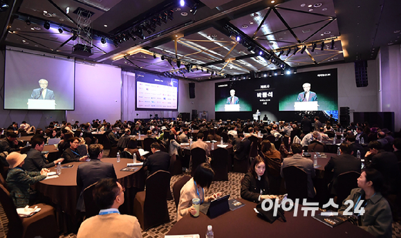 종합경제미디어 아이뉴스24의 대표 지식 컨퍼런스 '아이포럼 2026'이 22일 서울 용산구 서울드래곤시티 한라홀에서 'AI 패권 전쟁, 새로운 질서: AI 3대 강국, 대한민국의 현재와 미래'를 주제로 열린 가운데 박동석 아이뉴스24 사장이 개회사를 하고 있다. [사진=곽영래 기자]