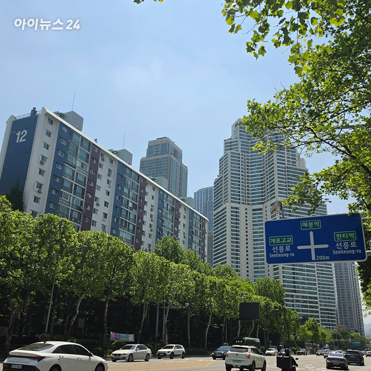 강남구 대치동의 '개포우성 1&middot;2차 아파트(왼쪽)'와 도곡동의 타워팰리스 전경. 2026.05.13 [사진=이효정 기자 ]