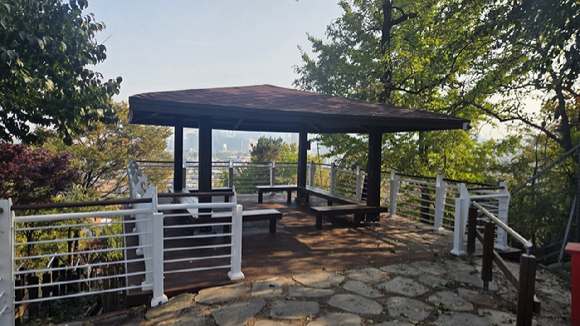 서울맹학교에 조성된 나눔숲 정자 [사진=한국산림복지진흥원]