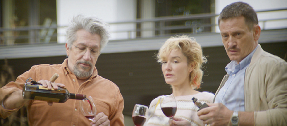 오는 21일 개봉하는 영화 믿거나 말거나, 진짜야 속 주인공 레아 드루케(마리 역&middot;왼쪽)와 알랭 샤바(알랭 역)가 같은 곳을 바라보고 있다. [사진=엠엔엠인터내셔널]