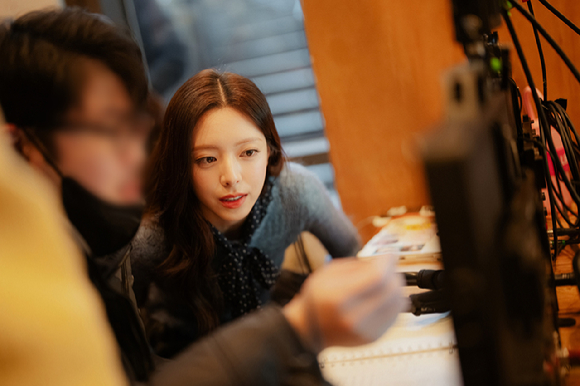 있지 신유나가 참여한 '최애의 사원' 비하인드 컷. [사진=tvN ]
