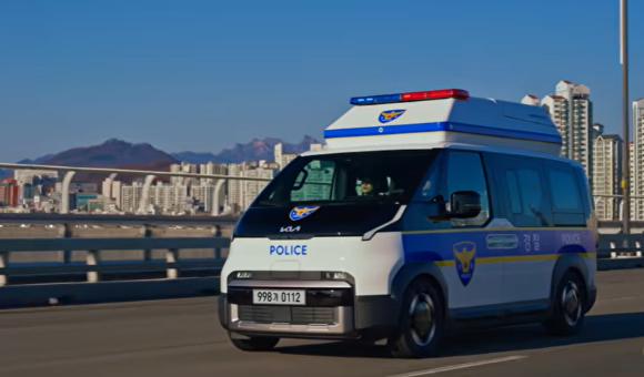 AI 순찰차에는 드론 스테이션이 탑재된다. [사진=경찰청 유튜브 캡처]