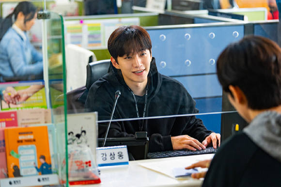 배우 이준호가 넷플릭스 시리즈 '캐셔로'에서 열연하고 있다. [사진=넷플릭스]