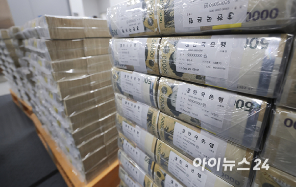 30일 서울 중구 한국은행 화폐수납장에서 관계자들이 추석 화폐 공급을 하고 있다. [사진=사진공동취재단]