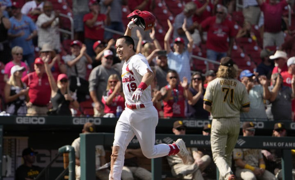 MLB 세인트루이스 토미 에드먼이 31일(한국시간) 열린 샌디에이고와 홈 경기에서 9회말 끝내기 2점 홈런을 쏘아 올린 뒤 홈으로 들어오고 있다. [사진=뉴시스]