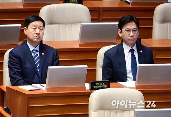 구윤철 부총리 겸 재정경제부 장관(왼쪽)과 배경훈 부총리 겸 과학기술정보통신부 장관이 10일오후 서울 여의도 국회에서 열린 제432회국회(임시회) 제5차 본회의 경제 분야 대정부질문에 참석하고 있다. [사진=정소희 기자]