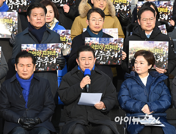 김병기 더불어민주당 원내대표가 3일 서울 여의도 국회 본관 앞 계단에서 열린 12.3 내란 저지 1년 현장 최고위원회의에서 발언을 하고 있다. [사진=곽영래 기자]