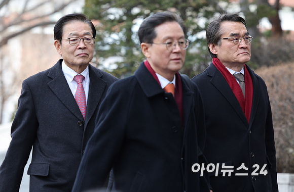 윤석열 대통령 변호인단 윤갑근, 배보윤 변호사가 25일 오후 서울 종로구 헌법재판소에서 열린 대통령 탄핵심판 최종 변론에 참석하고 있다. [사진=사진공동취재단]