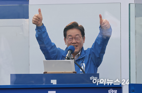이재명 더불어민주당 대선 후보가 28일 서울 광진구 능동로 어린이대공원 정문 앞에서 열린 서울 광진구•중랑구 집중유세에서 지지자들에게 인사하고 있다. [사진=곽영래 기자]