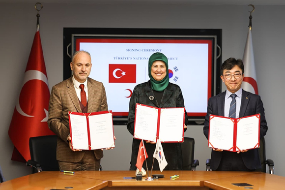 (왼쪽부터)일리야스 하심 키즐라이 야트림 대표, 파트마 메리치 적신월사 총재, 김승주 SK플라즈마 대표가 기술이전 계약을 체결하고 기념사진을 촬영하고 있다. [사진=SK플라즈마 제공]