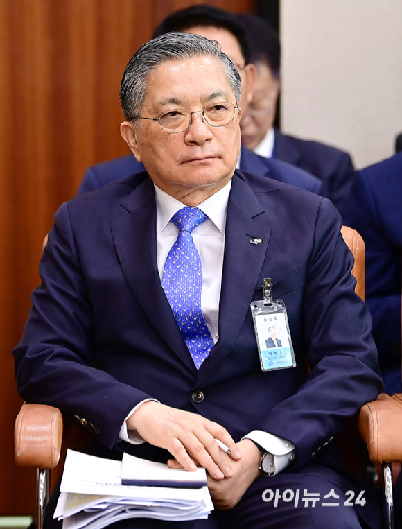 이한준 한국토지주택공사(LH) 사장이 30일 오전 서울 여의도 국회에서 열린 국토교통위원회 전체회의에 참석하고 있다. [사진=곽영래 기자]