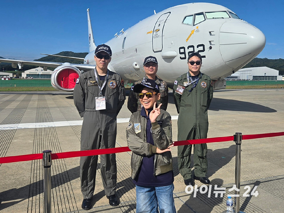 17일 서울공항에서 진행된 서울 국제 항공우주 및 방위산업 전시회(ADEX 2025) 'VR 패러글라이딩 체험존'에 사람들이 줄을 서있다. [사진=최란 기자]