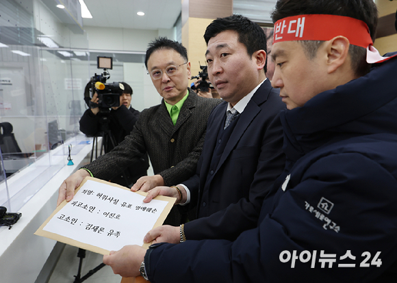 故 김새론의 유족 법률대리인 법무법인 부유의 부지석 변호사(가운데), 김세의 유튜브 가로세로연구소 대표(오른쪽), 권영찬 한국연예인자살예방협회 소장이 17일 서울경찰청에 출석해 허위사실 유포에 따른 명예훼손 혐의로 유튜버 이모 씨에 대한 고소장을 접수하고 있다. [사진=정소희 기자]