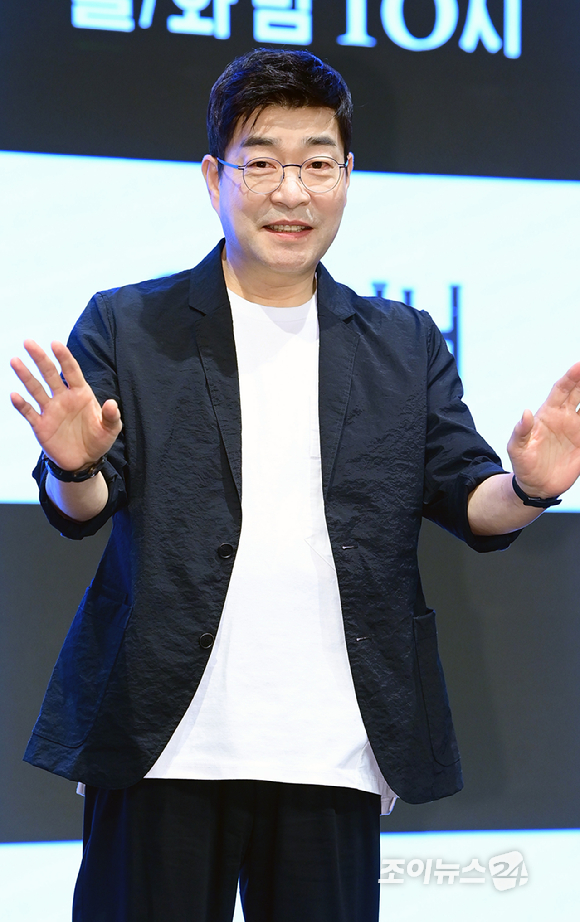 배우 손현주가 12일 오후 서울 구로구 신도림동 더세인트에서 열린 지니 TV 새 오리지널 드라마 '유어 아너' 제작발표회에 참석하고 있다. [사진=정소희 기자]