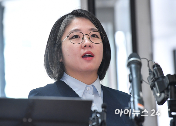 용혜인 성평등가족부 장관 후보자가 2일 서울 서대문구에 마련된 인사청문회 준비 사무실로 출근하며 취재진의 질문에 답하고 있다. [사진=곽영래 기자]