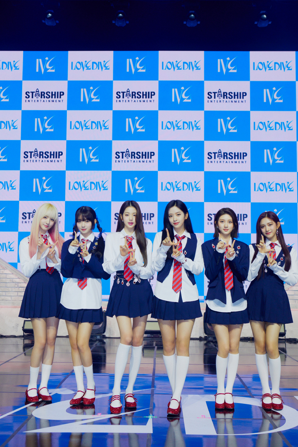 그룹 아이브(유진, 가을, 원영, 리즈, 레이, 이서)가 5일 두번째 싱글 '러브 다이브' 발매 기념 온라인 쇼케이스에서 포즈를 취하고 있다. [사진=스타쉽엔터테인먼트]