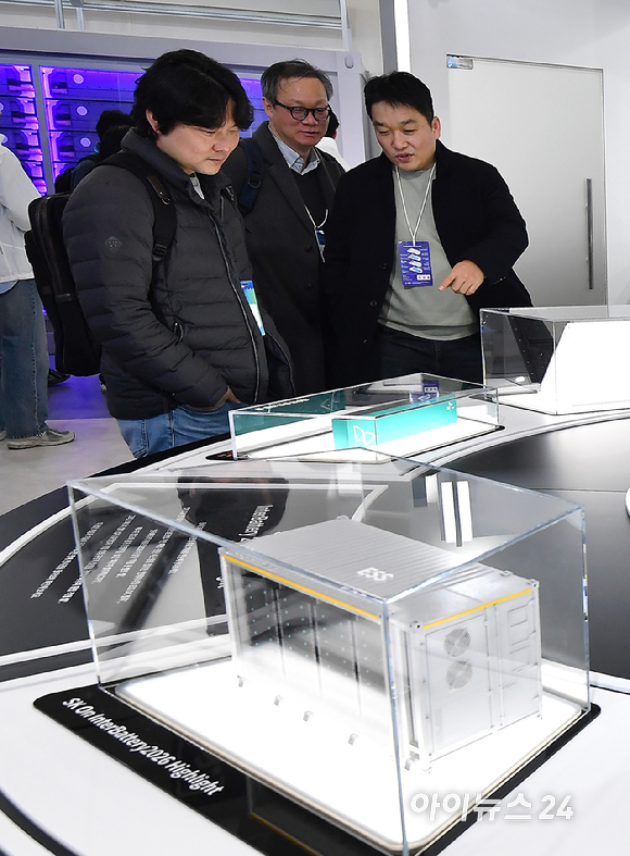 11일 서울 강남구 코엑스에서 열린 '인터배터리 2026'에서 참가자가 SK온 전시장을 둘러보고 있다. [사진=곽영래 기자]