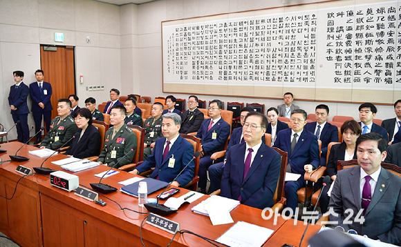 21일 오전 서울 여의도 국회에서 열린 법제사법위원회 전체회의 순직 해병 수사 방해 및 사건 은폐 등의 진상규명을 위한 특별검사의 임명 등에 관한 법률안 관련 입법청문회에 증인 및 참고인들이 출석해 있다.앞줄 왼쪽부터 박정훈 전 해병대수사단장, 유재은 국방부 법무관리관, 임성근 전 해병대 1사단장, 이종섭 전 국방부 장관, 박성재 법무부 장관, 김선호 국방부 차관. [사진=곽영래 기자]