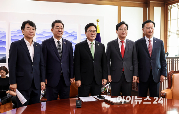 우원식 국회의장과 더불어민주당 김병기 당대표 직무대행 겸 원내대표, 국민의힘 송언석 비상대책위원장 겸 원내대표가 23일 오전 서울 여의도 국회에서 열린 의장 주재 여야 원내대표 회동에서 기념촬영을 하고 있다. 사진 왼쪽부터 더불어민주당 문진석 원내운영수석부대표, 김 대표 대행 겸 원내대표, 우 의장, 국민의힘 송 비대위원장 대행 겸 원내대표, 유상범 원내운영수석부대표. [사진=곽영래 기자]