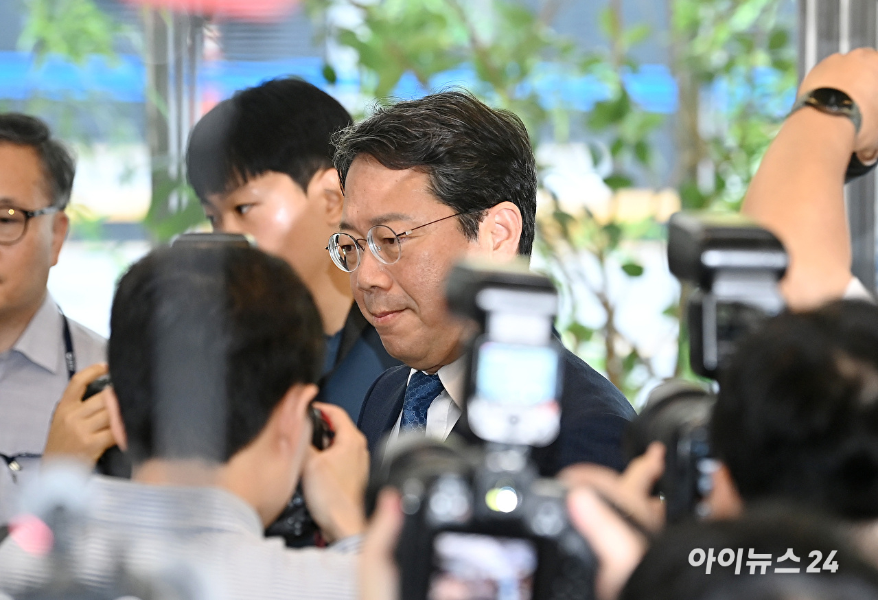 김승원 법무부 장관 후보자가 3일 오전 서울 종로구 적선현대빌딩에 마련된 인사청문회 준비사무실로 출근하고 있다. [사진=곽영래 기자]