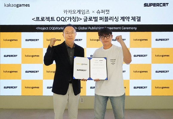 한상우 카카오게임즈 대표(왼쪽)와 김원배 슈퍼캣 대표가 신작 '프로젝트OQ(가칭)' 퍼블리싱 계약을 체결하고 기념 촬영을 하고 있다. [사진=카카오게임즈]