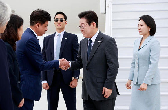 유엔총회 참석차 미국을 방문한 이재명 대통령이 22일(현지시간) 뉴욕 JFK공항에서 환영 나온 차지훈 주유엔대사와 악수하고 있다. 2025.9.23 [사진=연합뉴스]