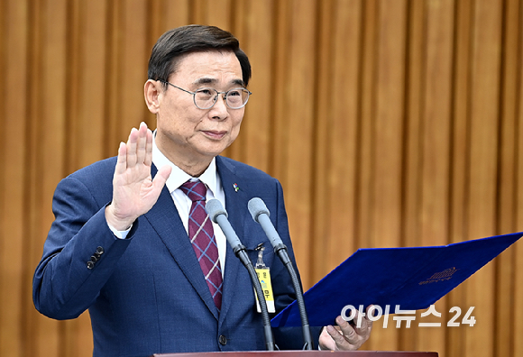 이종석 국가정보원장 후보자가 19일 오전 서울 여의도 국회에서 열린 인사청문회에서 선서를 하고 있다. [사진=곽영래 기자]