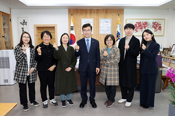 윤건영(가운데) 교육감이 16일 집무실에서 직지과학사랑 교사연구회 교사들과 면담 후 기념 촬영을 하고 있다. [사진=충북교육청]