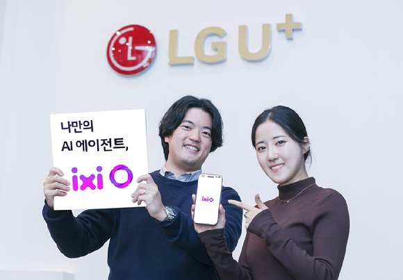 LG유플러스의 AI 통화 에이전트 서비스인 ‘익시오(ixi-O)’가 출시 열흘 만에 다운로드 10만건을 돌파했다. 사진은 LG유플러스 직원들이 익시오 다운로드 10만건 돌파를 소개하는 모습. [사진=LGU+]