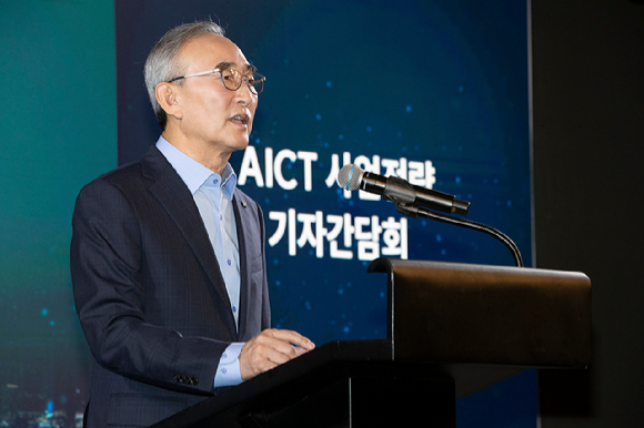 김영섭 KT 대표가 10일 오전 '노보텔 앰배서더 서울 동대문'에서 열린 'AICT 사업전략 발표 기자간담회'에서 발언하고 있다. [사진=KT]