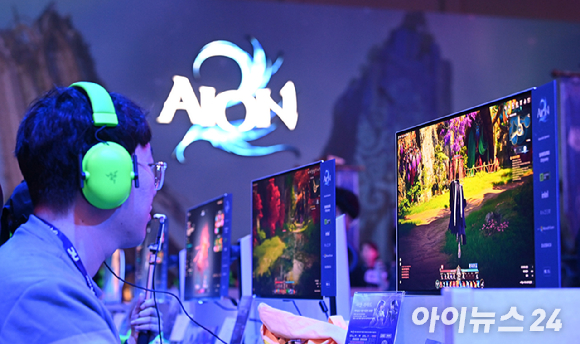 지난 13일 부산 해운대구 벡스코에서 개막한 '지스타 2025'에서 참관객들이 게임 체험을 위해 대기하고 있다. [사진=곽영래 기자]