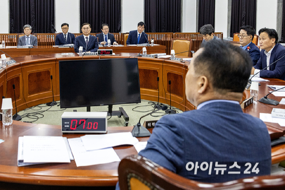 신성범 국회 정보위원장이 11일 서울 여의도 국회에서 열린 정보위원회 전체회의를 주재하고 있다. [사진=곽영래 기자]