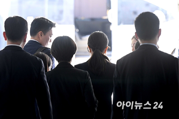 윤석열 전 대통령 부인 김건희 씨가 12일 오후 서울 서초구 서울중앙지방법원에서 열린 구속 전 피의자 심문(영장실질심사)을 마치고 법원을 나서고 있다. [사진=사진공동취재단]