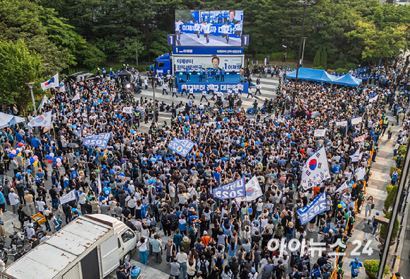 이재명 더불어민주당 후보의 유세가 열리는 28일 오후 서울 성동구 왕십리역 광장 유세장에 지지자들이 운집해 있다. [사진=곽영래 기자]