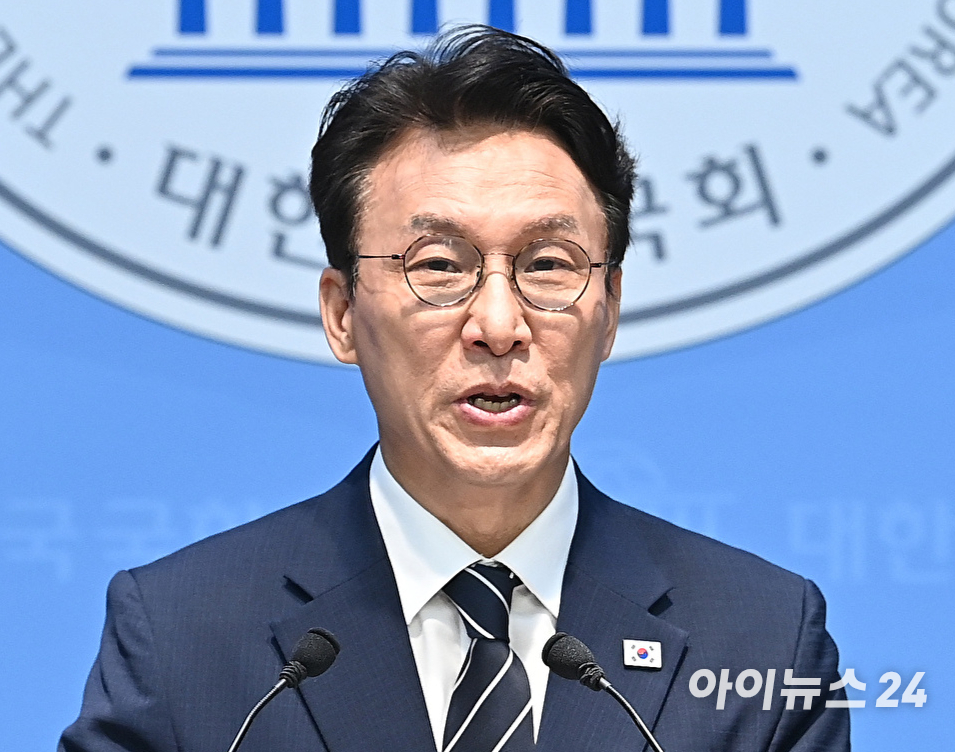 김민석 전 국무총리가 6일 서울 여의도 국회 소통관에서 더불어민주당 당대표 출마 선언 기자회견을 하고 있다. [사진=곽영래 기자]
