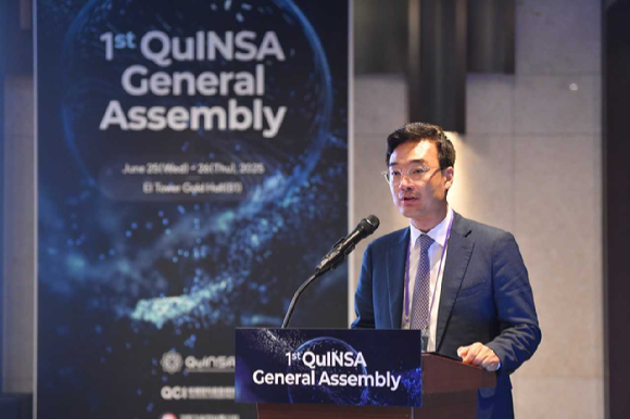 주엄개 LG유플러스 유선사업담당이 지난 25일 QuINSA 국제총회에서 취임사를 하고 있는 모습. [사진=LGU+]