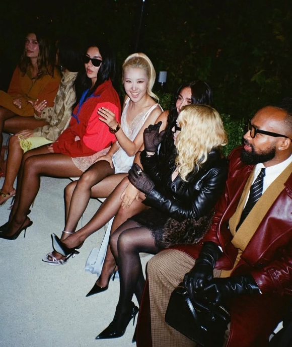 팝스타 마돈나가 프랑스 파리 패션위크에서 '인종차별 논란'을 겪은 여성아이돌 블랙핑크 로제와 함께한 사진을 공개했다. [사진=마돈나 인스타그램]