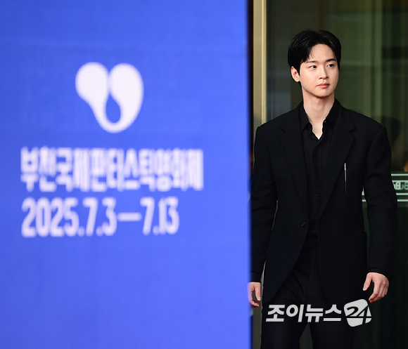 감독으로 변신한 배우 장동윤이 3일 오후 경기도 부천시 부천아트센터에서 열린 제29회 부천국제판타스틱영화제 레드카펫 행사에 참석하고 있다. [사진=정소희 기자]