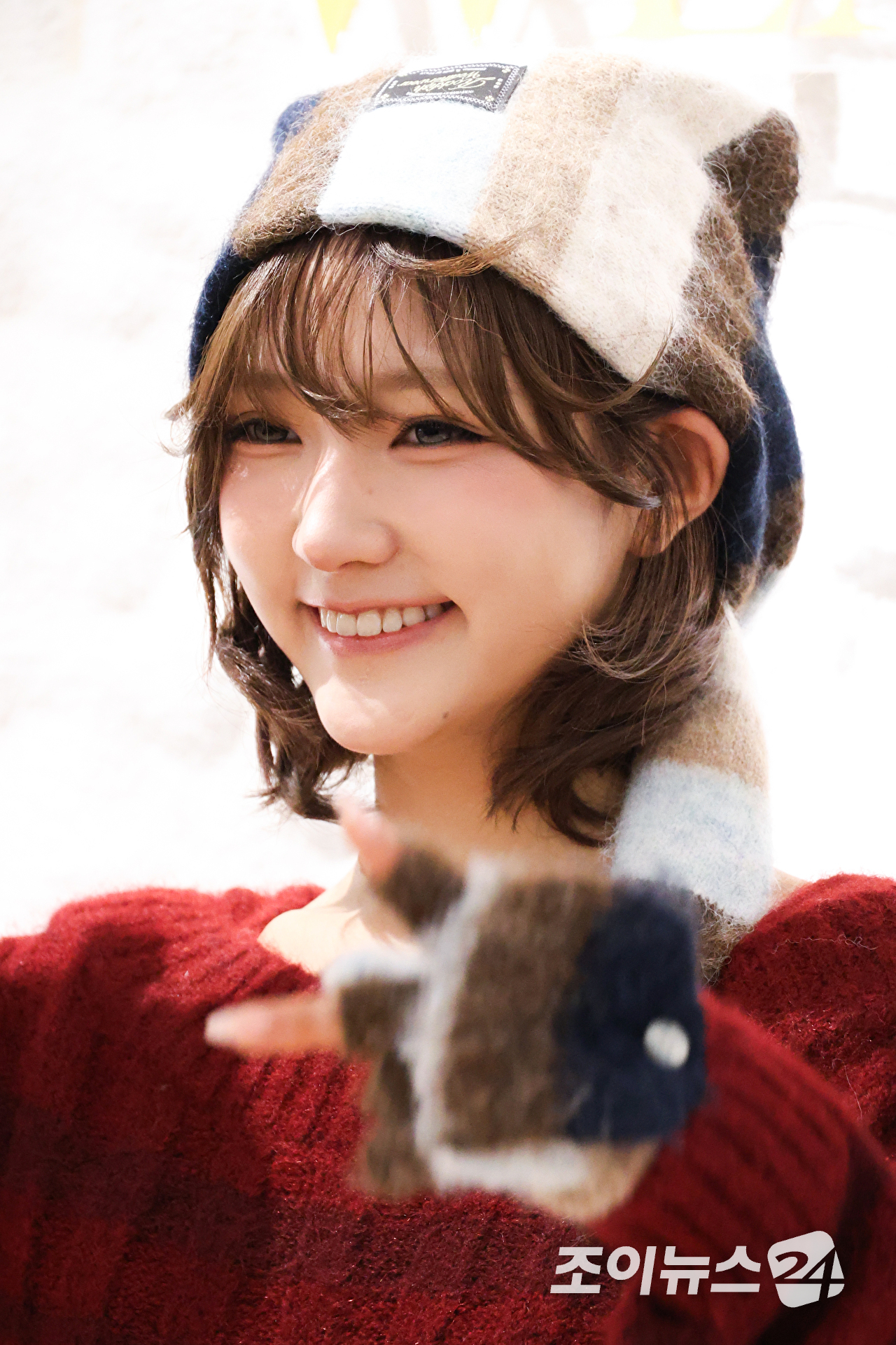 그룹 키키 지유가 29일 오전 서울 성동구 성수동 락피쉬웨더웨어 성수점에서 진행된 락피쉬웨더웨어 '26 윈터 프레젠테이션' 기념 포토월 행사에 참석해 포즈를 취하고 있다. [사진=문수지 기자]