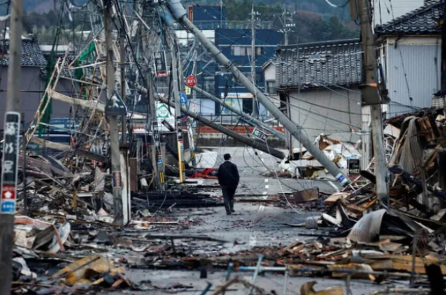 지난해 대규모 지진이 발생한 일본 노토반도에서 한 남성이 거리를 걸어가고 있다. [사진=로이터/연합뉴스]