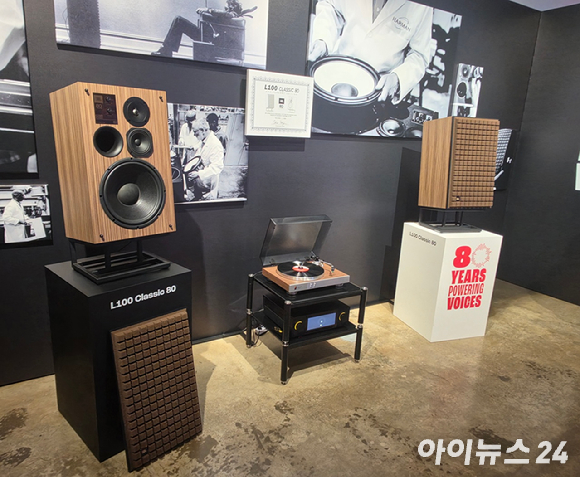 데이비드 글로브키 하만 프로페셔널&middot;럭셔리 오디오 홍보&middot;마케팅 담당이 인사말을 하고 있다. [사진=황세웅 기자]